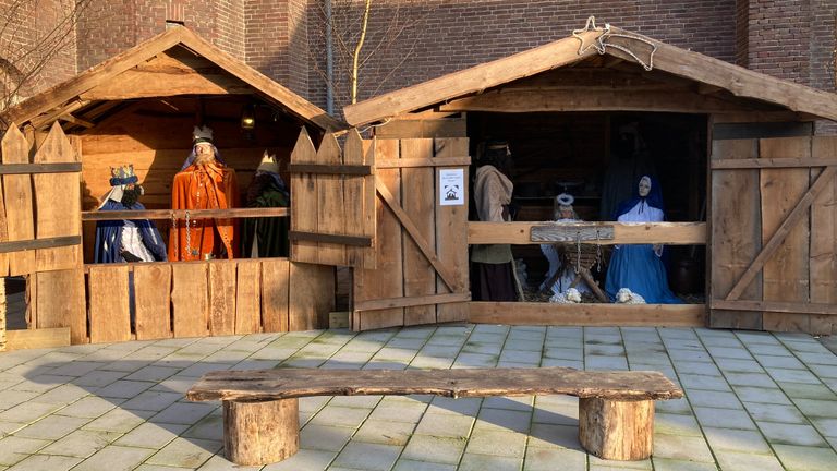 Apetrots zijn de vrijwilligers op hun kerststal (foto: privé).