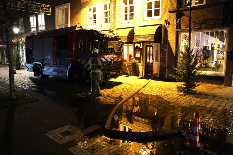 Vanwege het water in het Boxtelse café Rembrandt kwam de brandweer naar de Rechterstraat (foto: Sander van Gils/SQ Vision).