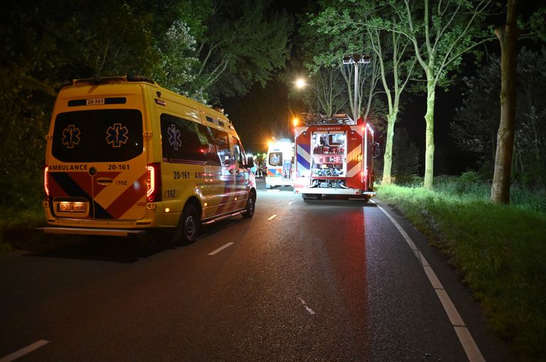 De slachtoffers zijn in een ambulance naar een ziekenhuis gebracht (foto: Perry Roovers/SQ Vision).