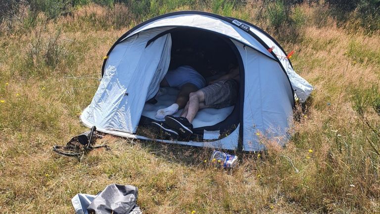 Een tent van een arbeidsmigrant midden in de bossen (foto: ZuidWest Update).