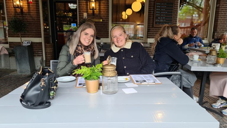 Dominique en Frederique genieten onder een warmtelamp en dekentje (foto: Noël van Hooft)