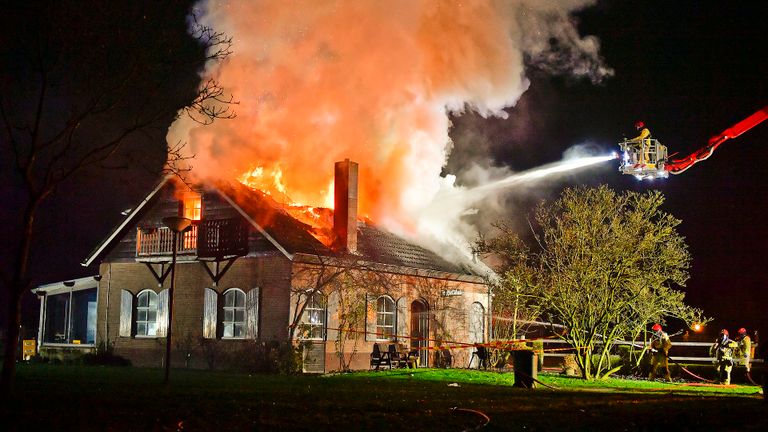 Het vuur werd vanuit een hoogwerker geblust (foto: Rico Vogels/SQ Vison Mediaprodukties).