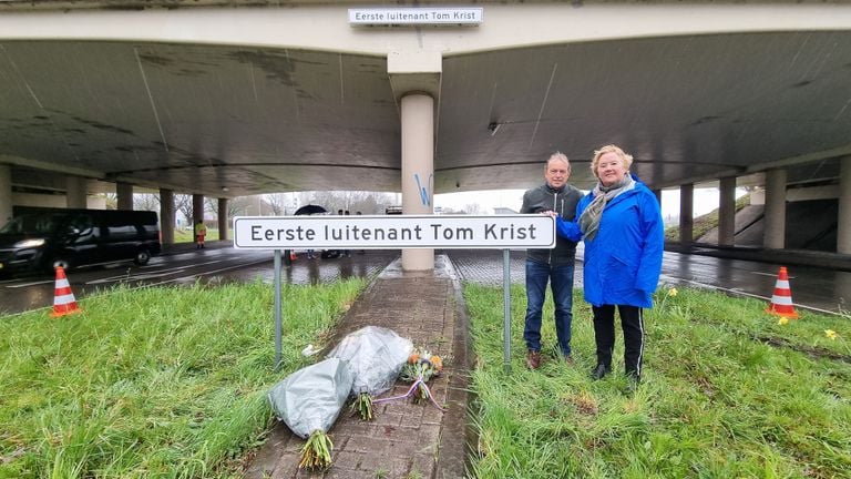 De ouders van Tom Krist bij het naambord van hun zoon (foto: Collin Beijk).