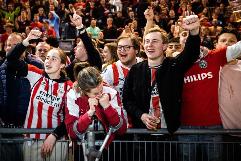 Blijdschap bij de fans in het Philips Stadion, nadat Ajax opnieuw verslagen is, voor de vierde keer dit seizoen(foto: ANP).