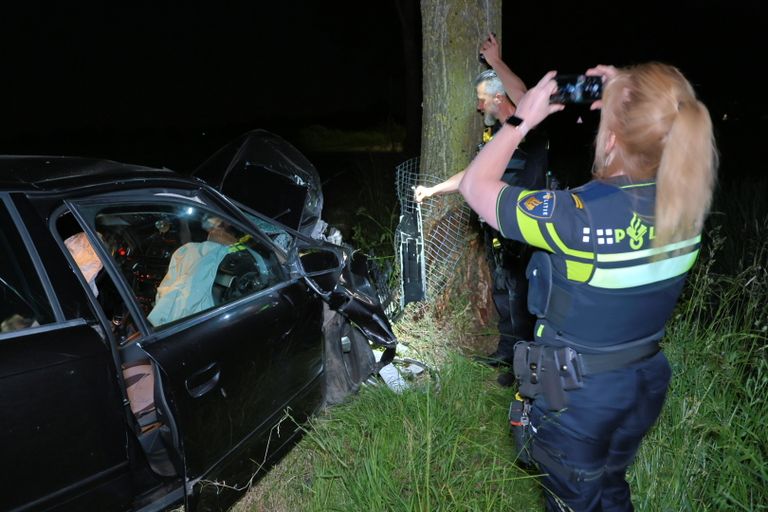 De auto kwam tegen een boom langs de Maasstraat in Sambeek tot stilstand (foto: SK-Media).