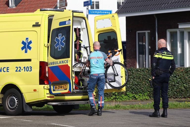Ook de fiets van de wielrenner werd meegenomen in ambulance (foto: Sander van Gils/SQ Vision).