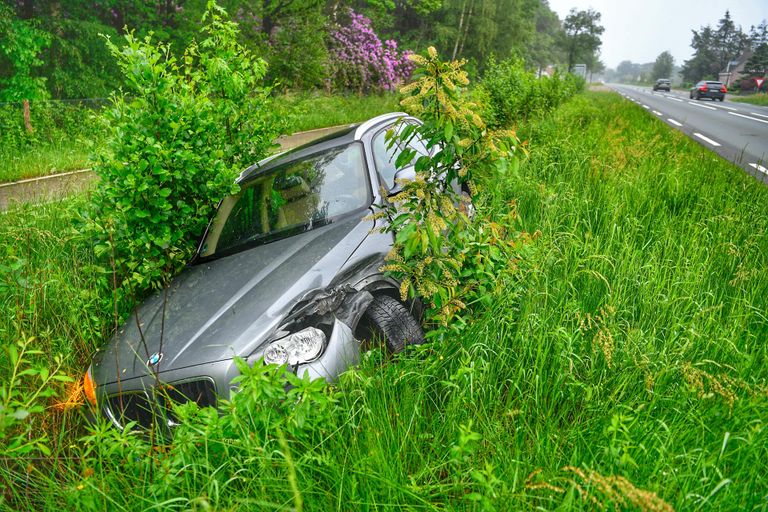 Het ging mis op de Leenderweg in Valkenswaard een achterwiel (foto: Rico Vogels/SQ Vision).