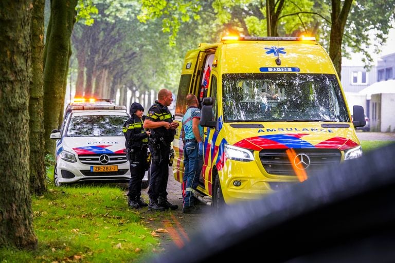 Twee mensen zijn na het ongeluk op de Lage Dijk in Helmond naar een ziekenhuis gebracht (foto: SQ Vision).