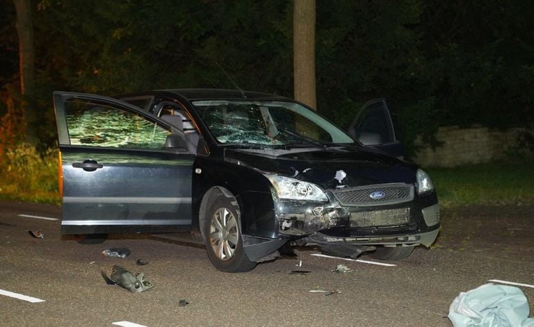 Hoe de auto en de scooter met elkaar in botsing konden komen, wordt onderzocht (foto: Bart Meesters).