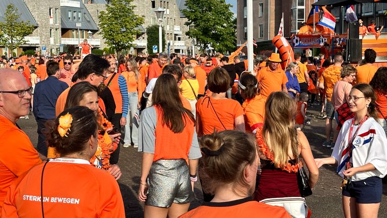 Oranjemars in Drunen is begonnen (foto: Jan Peels).