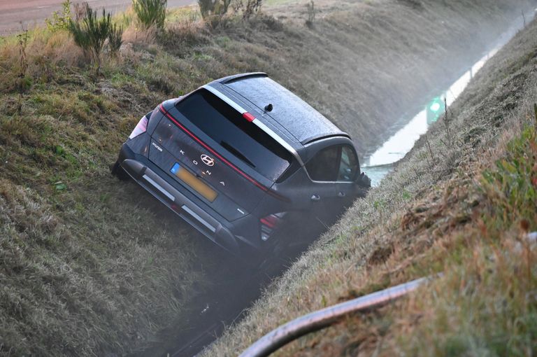 De auto belandde in een sloot in Sprundel (foto: Perry Roovers/SQ Vision).