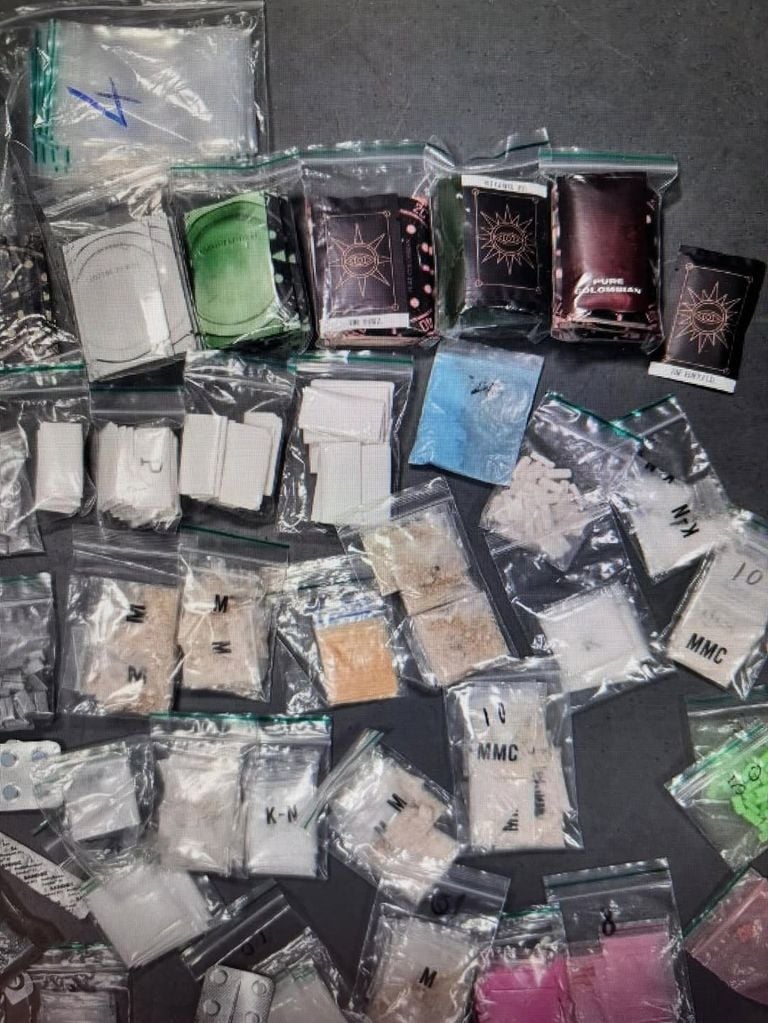 De gevonden drugs (foto: politie Veldhoven en Waalre Instagram).