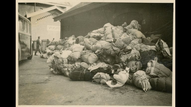 Stapel bagage bij het station Vught, 23 mei 1943  (foto: collectie Nationaal Monument Kamp Vught).