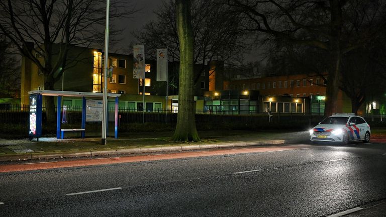 Een politiewagen bij de beschoten bushalte (foto: Toby de Kort/SQ Vision Mediaprodukties).