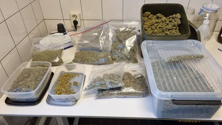 De politie vond vrijdag in een huis in Reusel 1,5 kilo hennep (foto: Politie Eersel de Kempen).