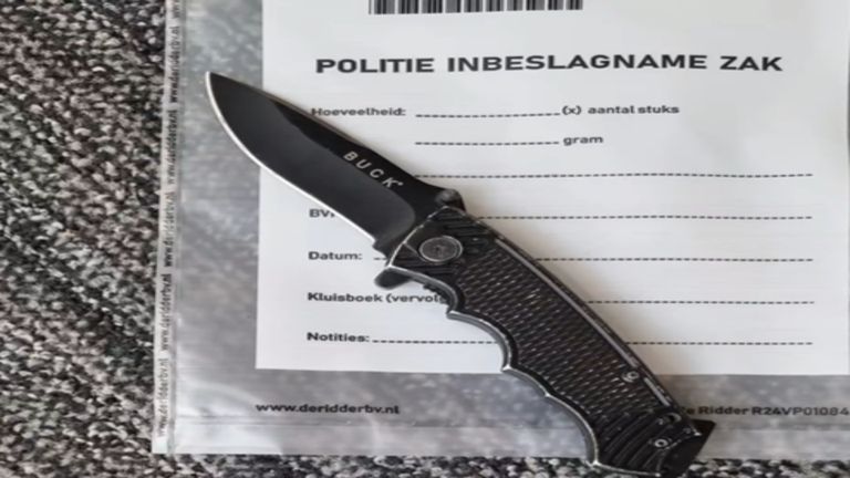 Het mes belandde in een plastic zak van de politie (foto: Politie Markdal).