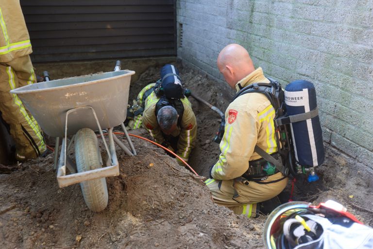 De bewoner waarschuwde meteen de brandweer, die kwam met spoed (foto: Arno van der Linden/SQ Vision).