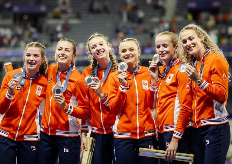 Zilver voor Eveline Saalberg, tweede van links, en Cathelijn Peeters, tweede van rechts (foto: ANP).