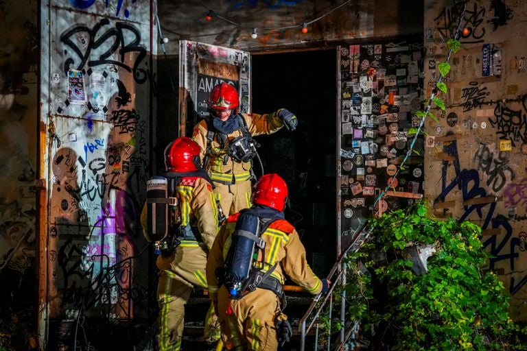 De brandweer heeft veel werk aan het Stroomhuis (foto: SQ Vision).