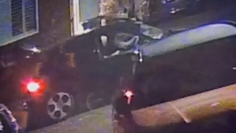 De wagen met opvallende velgen waarin de verdachte rondreed (foto: politie Oost-Brabant).