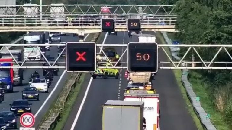 Eén rijstrook is afgekruisd op de A67 bij Someren (foto: Rijkswaterstaat).