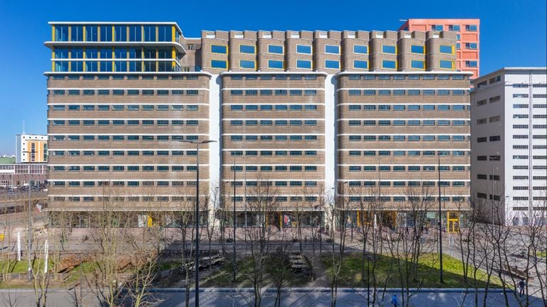 Het veemgebouw op Strijp-S kreeg een woonlaag boven op het gebouw (foto: Norbert van Onna).