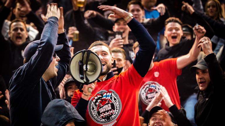 Vaak verguisd, nu omarmd: Joël Drommel spreekt de fans toe tijdens het feestje in het stadion (foto: ANP).