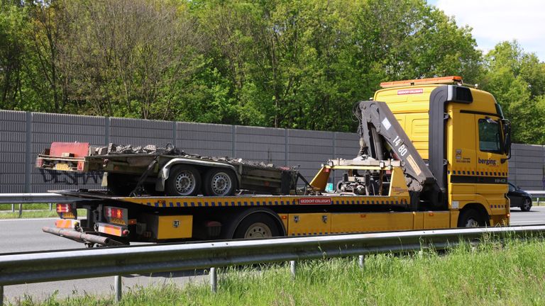 De aanhanger wordt afgevoerd (foto: Sander van Gils/SQ Vision).