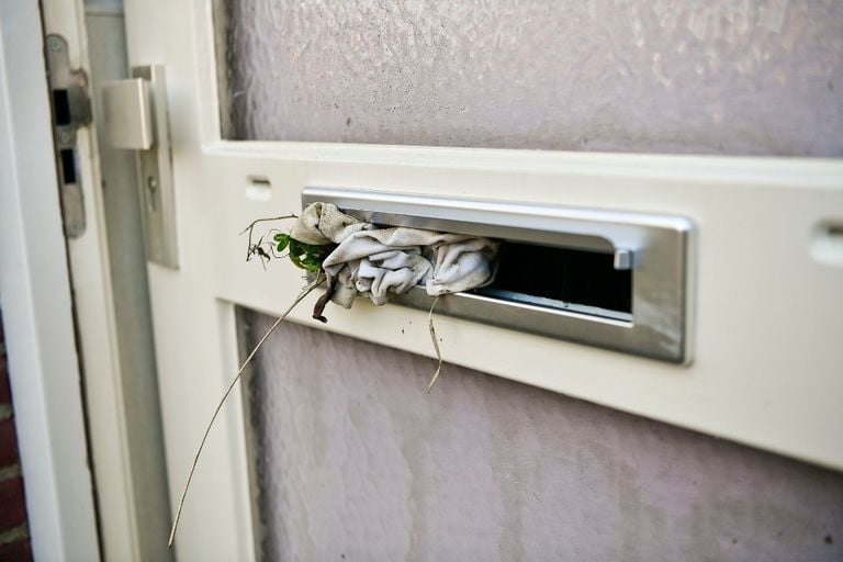 De verdachte duwde een vod met brandbare vloeistof in de brievenbus van het huis van buren (foto: Rico Vogels/SQ Vision).