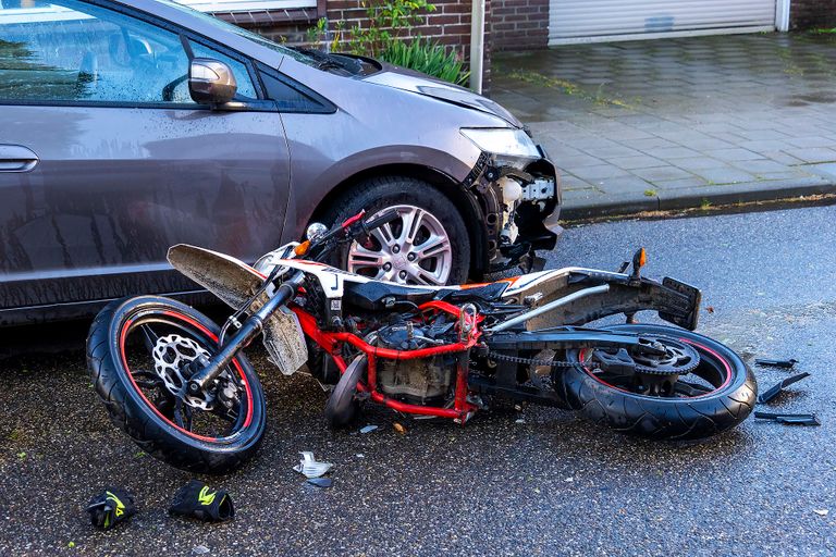 Bromfietser botst tegen geparkeerde auto (foto: Gabor Heeres/SQ Vision).