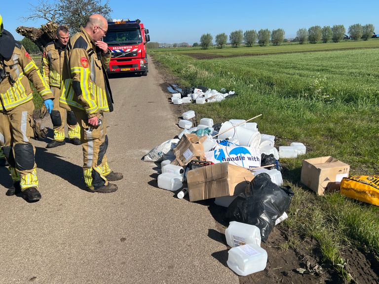 Ook aan de Halseweg bij Prinsenbeek ging het om tientallen jerrycans (foto: Perry Roovers/SQ Vision).