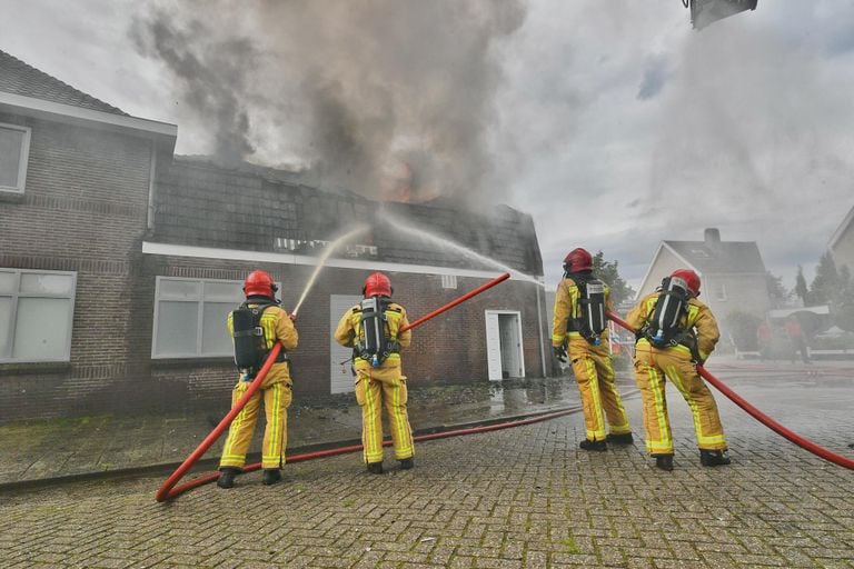 De brandweer schaalde op om de brand in Valkenswaard te bestrijden (foto: Rico Vogels/SQ Vision).