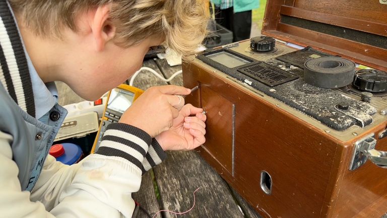 Rinke heeft een passie voor het repareren van elektronische apparaten (foto: Ronald Sträter).