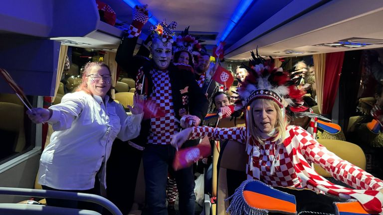 De sfeer is goed in de Brabantse supportersbus voor het Regio Songfestival (foto: Maaike Hees).