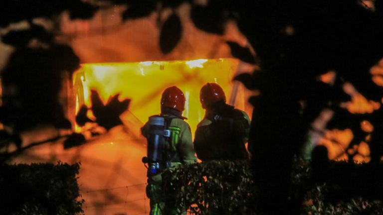 Volgens de brandweer was de loods al snel niet meer te redden (foto: Harrie Grijseels/SQ Vision).