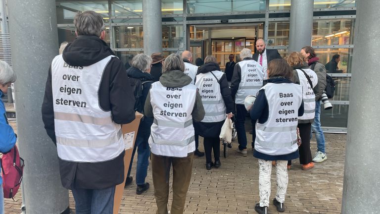 De demonstranten komen aan bij de rechtbank (foto: René van Hoof).