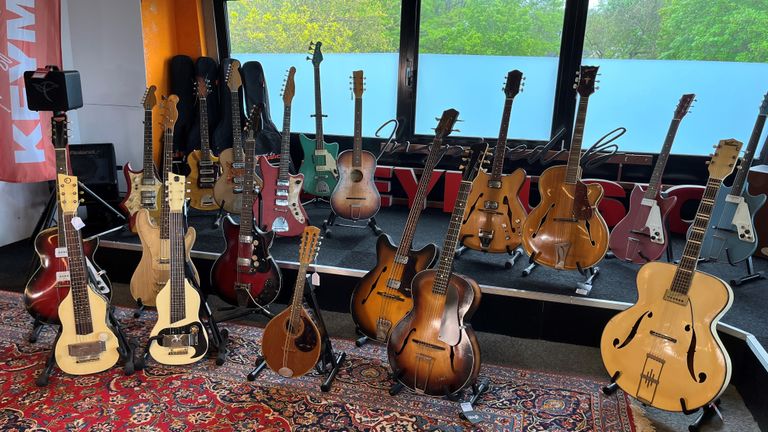 De collectie van veertig Egmondgitaren van Joep (foto: Rogier van Son).