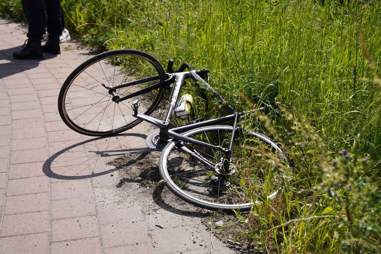 De wielrenster die in Budel op de auto botste, kwam er redelijk ongeschonden vanaf (foto: WdG/SQ Vision).