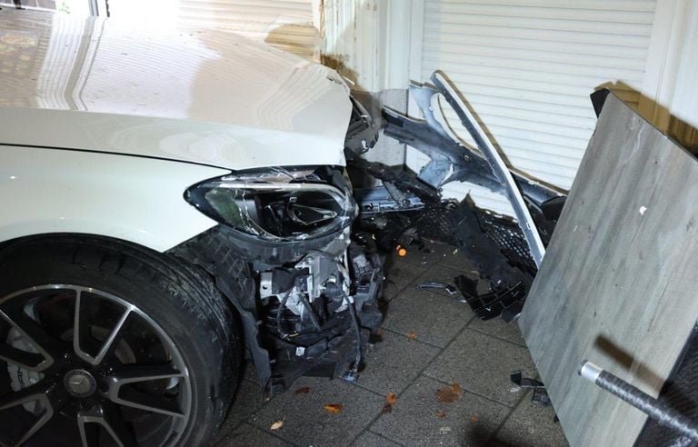 De auto raakte bij de crash in Den Bosch zwaar beschadigd (foto; Bart Meesters).