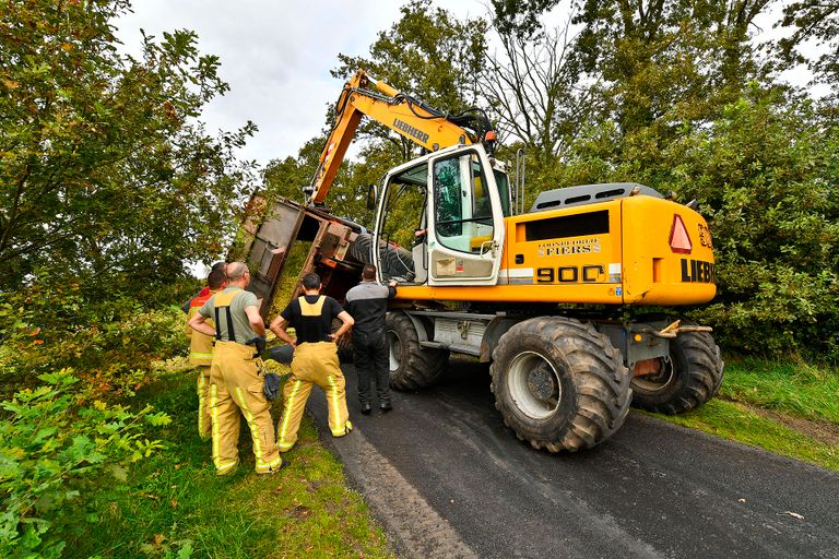 Tractor met maïs botst tegen postbezorger (foto: Rico Vogels/SQ Vision).