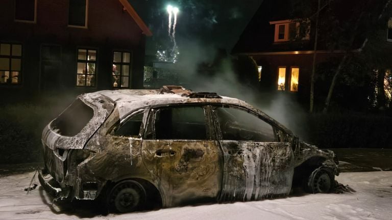 Een van de acht uitgebrande auto's in Veen (foto: SQ Vision)