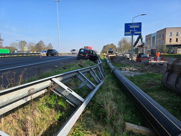 De vangrail werd ook fors beschadigd (foto: Erik Haverhals/Persbureau Heitink).