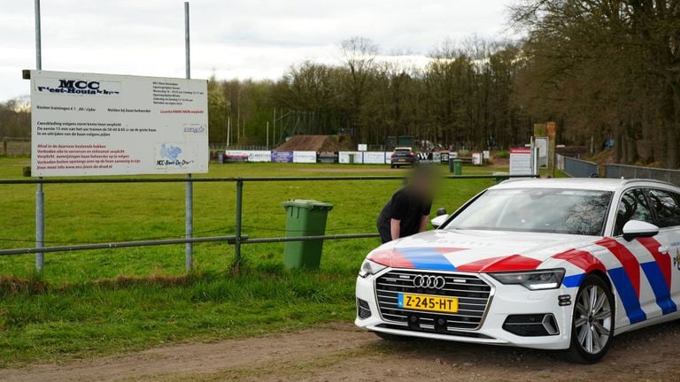 De politie bij het crossterrein (foto: Erik Haverhals/Persbureau Heitink).