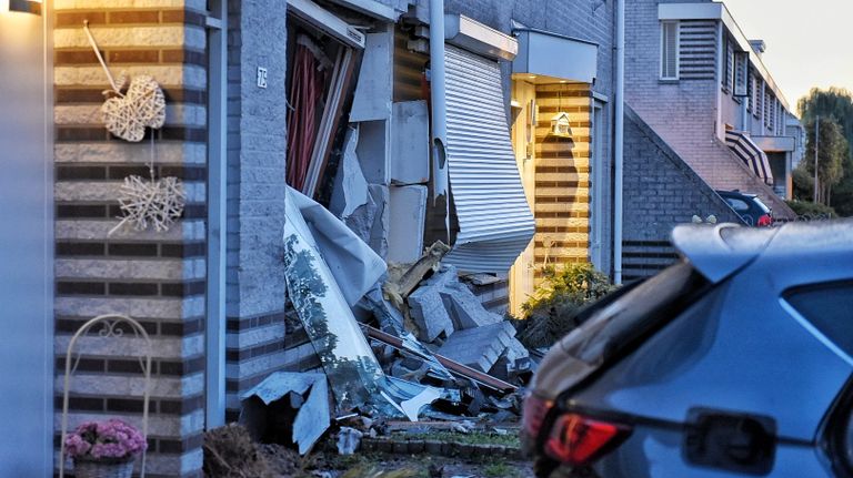 De auto raakte twee huizen in de Kijkduinlaan in Tilburg (foto: Toby de Kort).