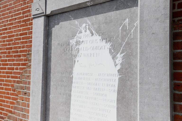 Witte verf op het monument (foto: SK-Media).