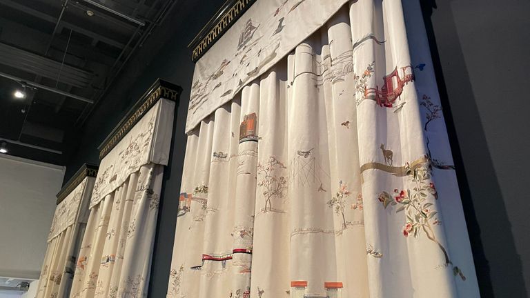 De koninklijke gordijnen in het Textielmuseum van Tilburg (foto: Tom van den Oetelaar)