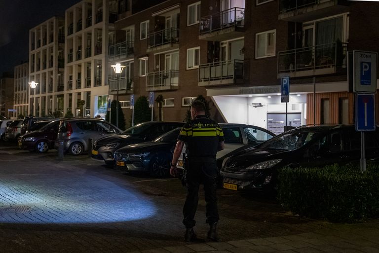 Wat er precies is voorgevallen aan de Anna van Burenstraat in Waalwijk was vrijdagochtend vroeg nog onduidelijk (foto: Iwan van Dun/SQ Vision).