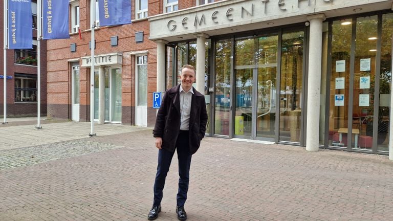 Matt Kanters voor het gemeentehuis in Boekel (foto: Tom Berkers).