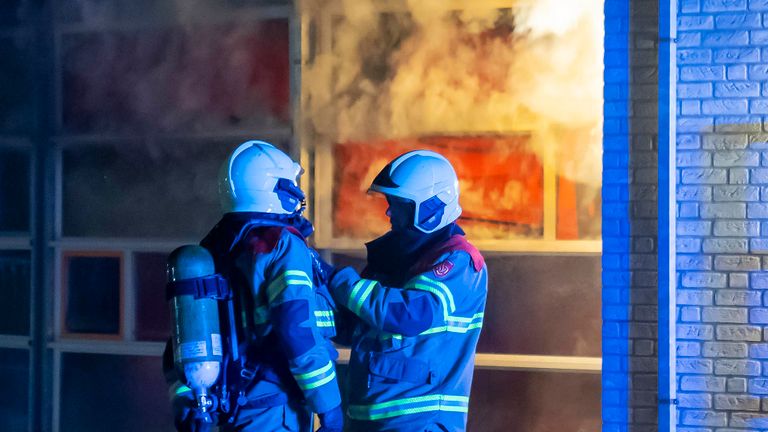 De brandweer had het vuur in de John F. Kennedy-basisschool in Oss snel onder controle (foto: Gabor Heeres/SQ Vision).