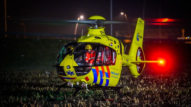 Vanwege de ernst van de situatie kwam ook een traumaheli naar de Mispelhoefstraat in Eindhoven (foto: SQ Vision).